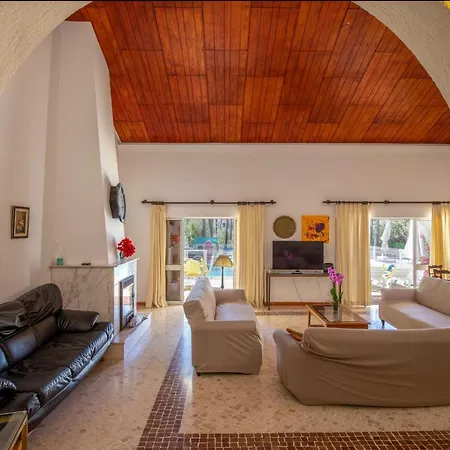 Βίλα With Pool And Large Garden Quarteira