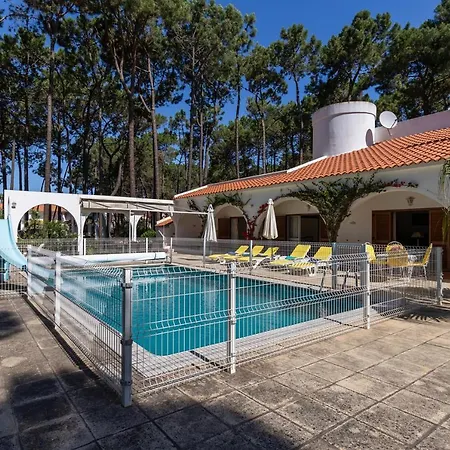 With Pool And Large Garden Villa Quarteira